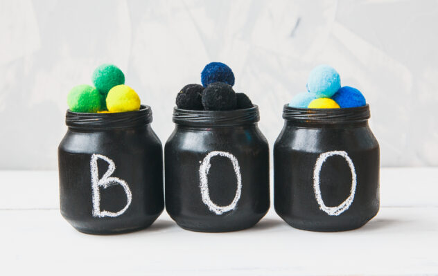 These "BOO" mason jars are so cute and are so easy to make! Here are 20 spellbinding fall mason jar crafts DIY ideas!