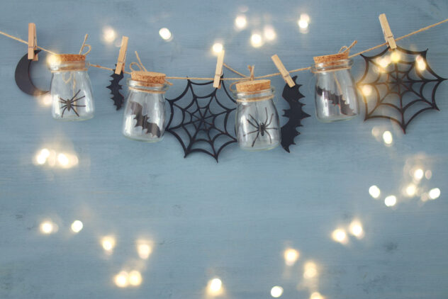 This Halloween mason jar garland is the perfect addition to your fall decor! Here are 20 spellbinding fall mason jar crafts DIY ideas!