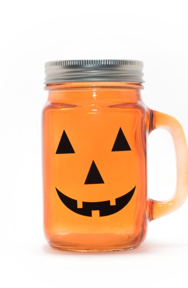 Jack O'Lantern jars are the perfect DIY for this fall! Here are 20 spellbinding fall mason jar crafts DIY ideas!