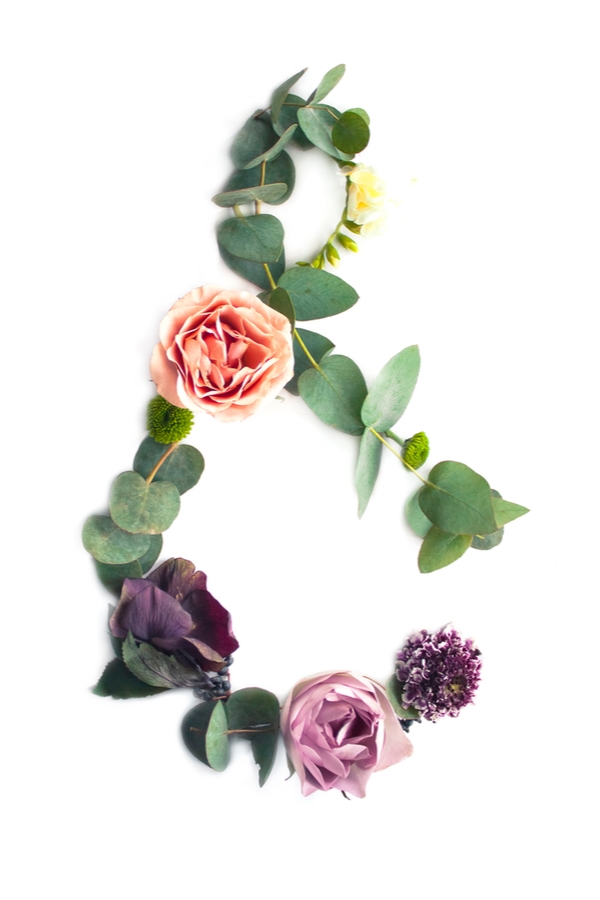 If you love Joanna Gaines and saving money, you will love these Joanna Gaines inspired farmhouse dollar store DIYs. Ampersands are known to be used in decor and silk flowers are perfect for them.