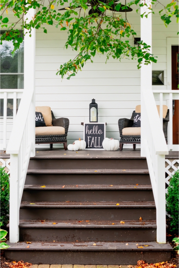 Everyone want to have a house that looking amazing all year long. These Fall porch decor ideas will definitely help your house stand out in the best way possible!
