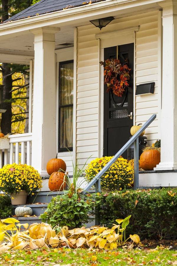 There is nothing better than amazing Fall porch decor. Check out these Fall porch decor ideas to keep your porch looking perfect all Fall long.