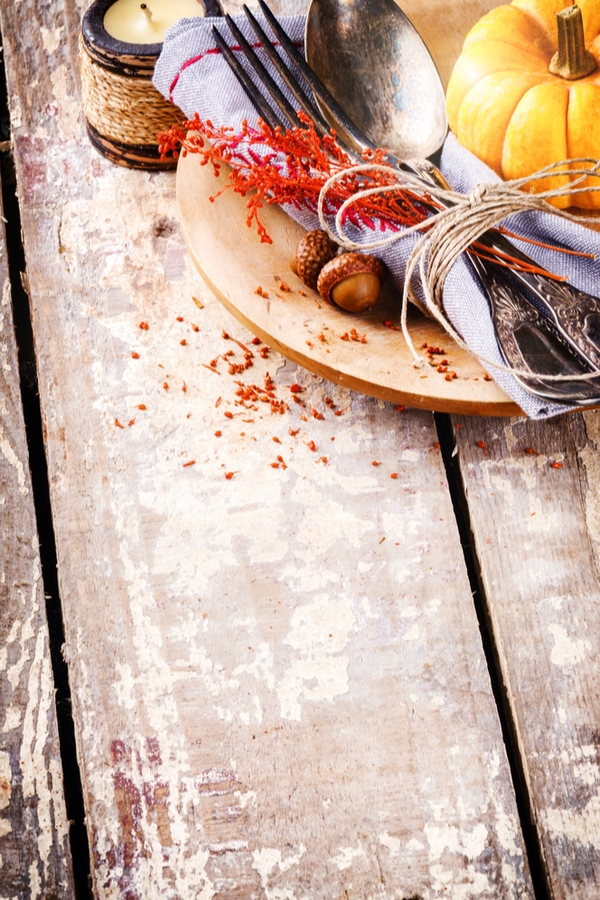 Thanksgiving is the perfect time to break out your rustic decor. Here are some amazing rustic Thanksgiving table decor ideas.