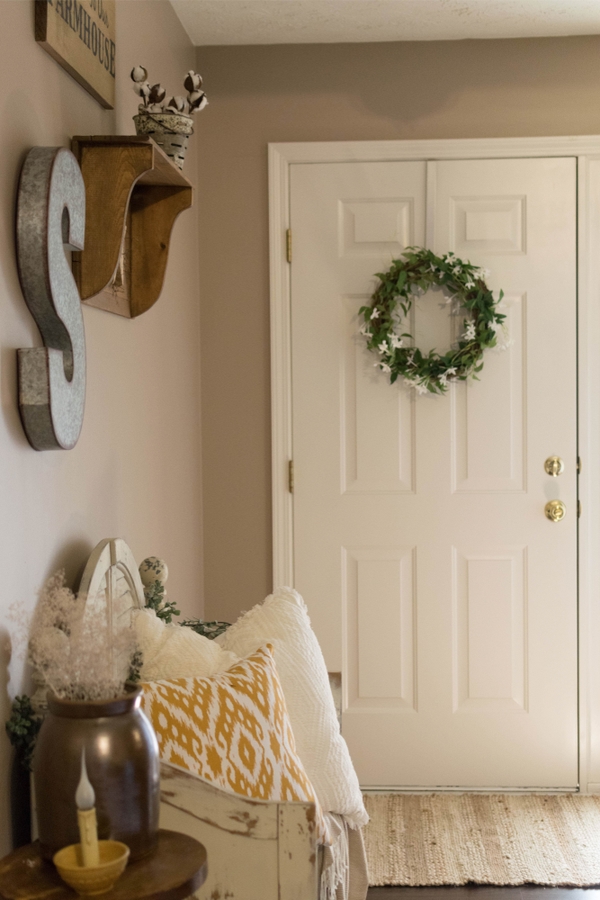 Joanna Gaines inspiration definitely hasn't lost its appeal. Everyone still wants Joanna's ideas and decorating style! Today I'm sharing my favorite Joanna Gaines inspiration. These living room ideas will have you falling in love!