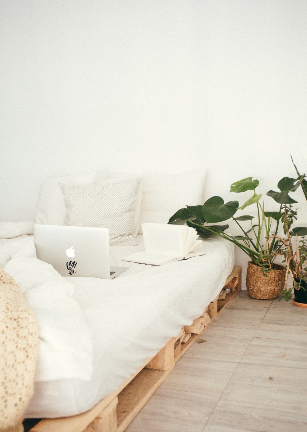 Decorating your farmhouse bedroom with lush farmhouse pillows